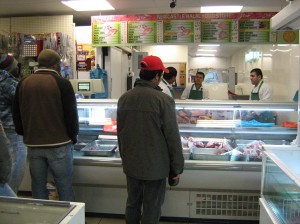 Membeli daging halal di halal food store